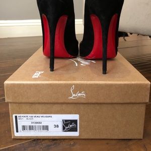 Christian Louboutin So Kate black Suede Pumps